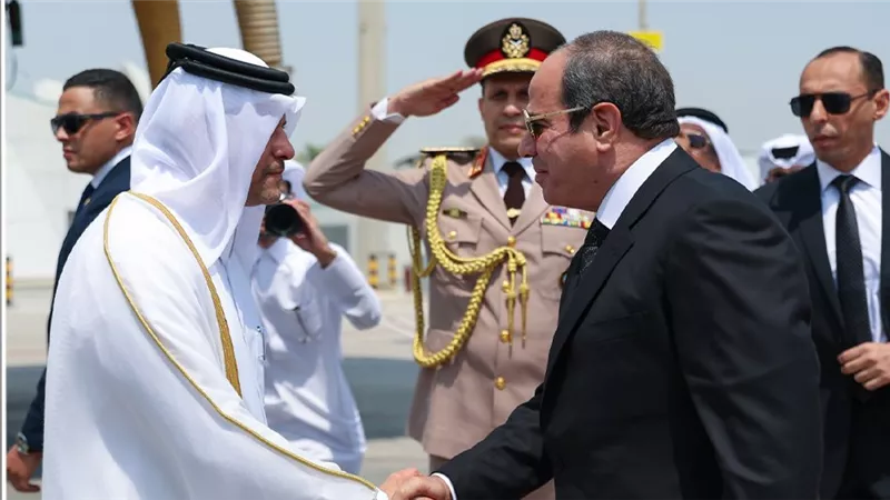 أمير قطر يستقبل الرئيس السيسي في قصر لوسيل لتقديم واجب العزاء