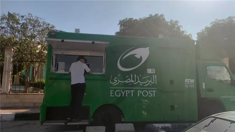 سيارة متنقلة لتقديم خدمات البريد المصري أمام مكتبة مصر العامة بالإسماعيلية
