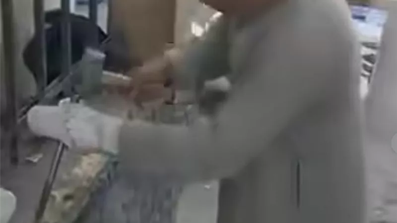 في وضح النهار.. شاب يوثق قيام مسن بإتلاف ممتلكات عامة بكورنيش المريوطية