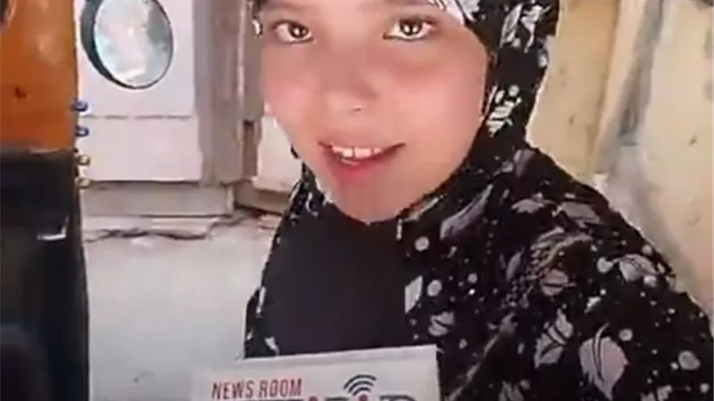 صابرين ابنة 15عاما تقود توك توك في دمياط لتساند والدها بعد مرضه