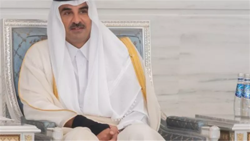 أمير قطر يستقبل المعزين في وفاة الأمير الوالد بضمادة على يده اليمنى|ما القصة