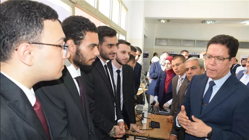 رئيس جامعة بنها يتفقد مشروعات تخرج طلاب كلية الهندسة ببنها