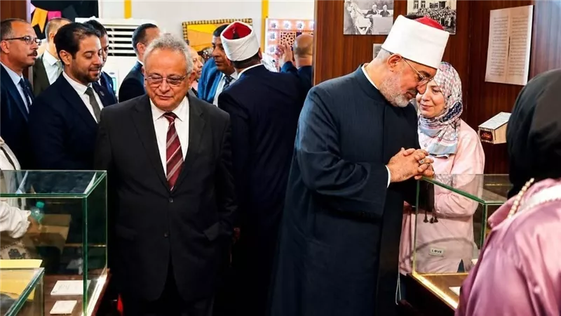 مفتي الجمهورية ومحافظ الإسكندرية يزوران جناح الأزهر بمعرض مكتبة الإسكندرية