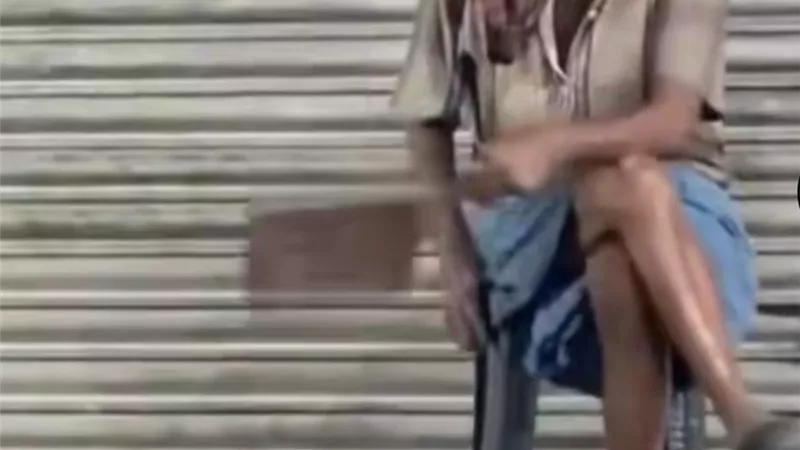 فقد عقله لكنه لم يفقد إنسانيته.. مسن يلاعب كلب شارع بحنان