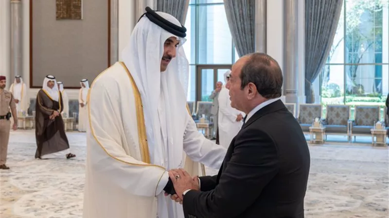 صور .. استقبال الشيخ تميم بن حمد للرئيس السيسي في قصر لوسيل لتقديم واجب العزاء