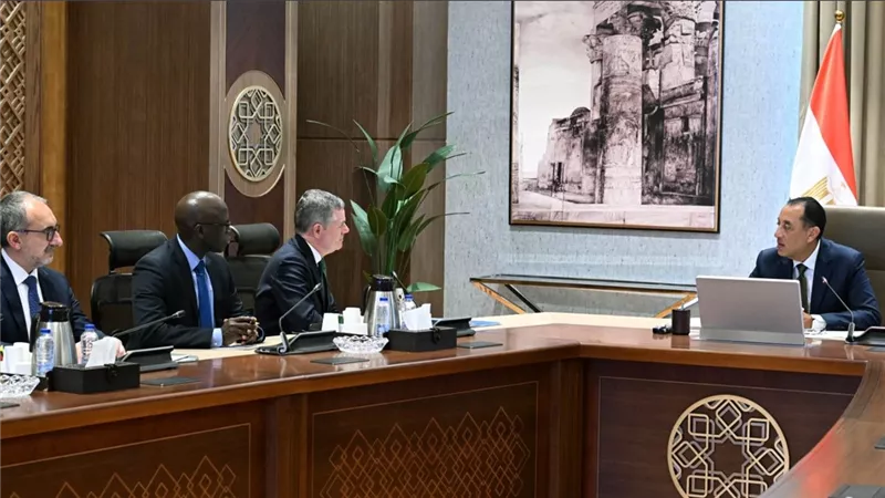 رئيس الوزراء يلتقي العضو المنتدب وكبير مسؤولي المعرفة بمجموعة البنك الدولي