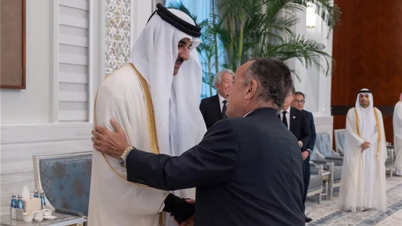 نبيل فهمي يقدم واجب العزاء لأمير قطر فى وفاة والده
