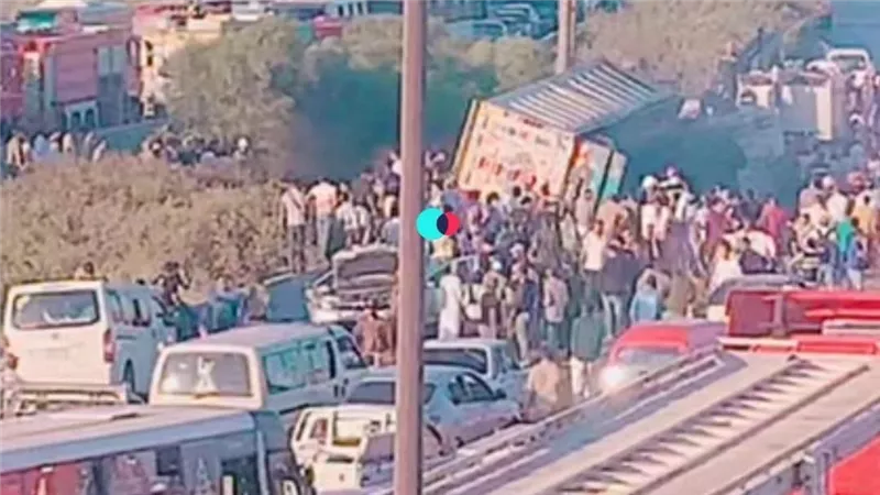 انقلاب تريلا على الطريق الدولي بالإسكندرية واشتعالها عقب الاصطدام بسيارة