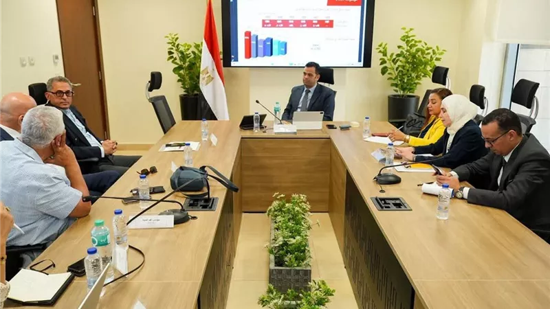 الاستثمار يبحث مع مجلس الملابس الجاهزة تعميق التصنيع لزيادة الصادرات