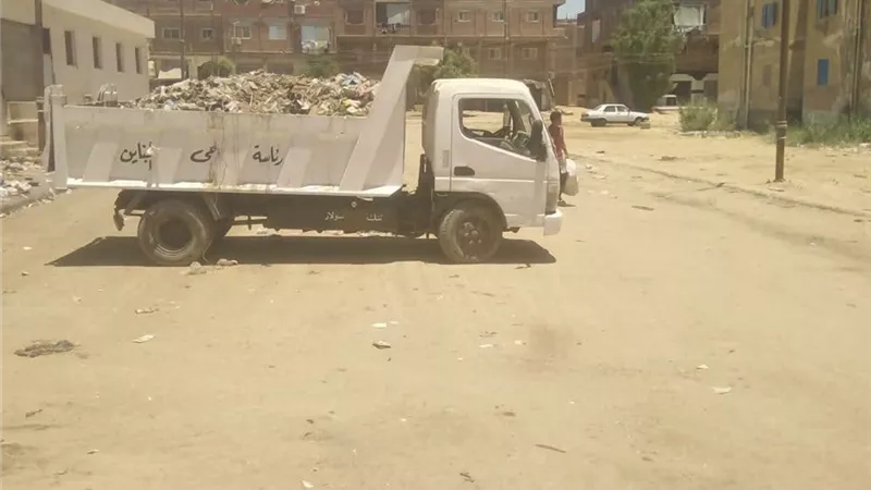 حملات مكثفة لرفع التراكمات وتحسين النظافة بقرى حي الجناين في السويس