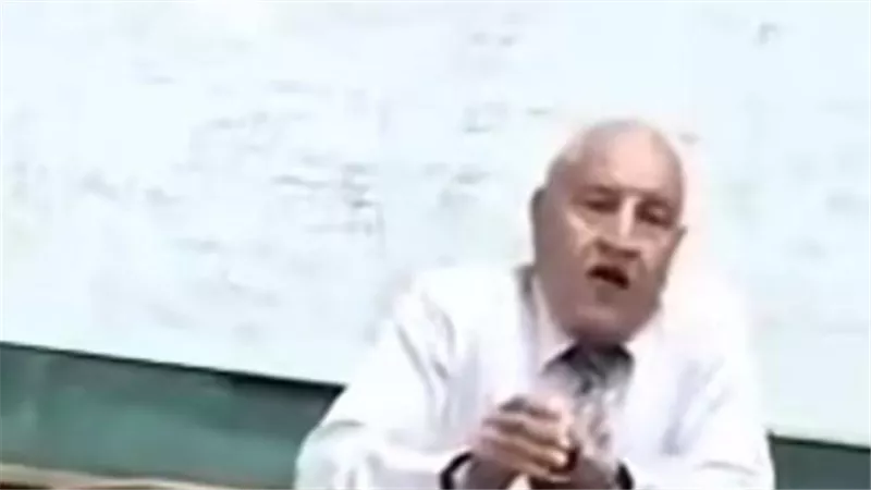 دكتور بأزهر أسيوط يقلد الشيخ الطبلاوي داخل محاضرة ويخطف الأنظار بشدة