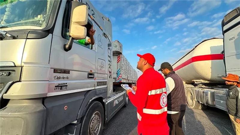 الهلال الأحمر المصري يدفع قافلة «زاد العزة» 235 بحمولة 2,797 طنا من المساعدات 