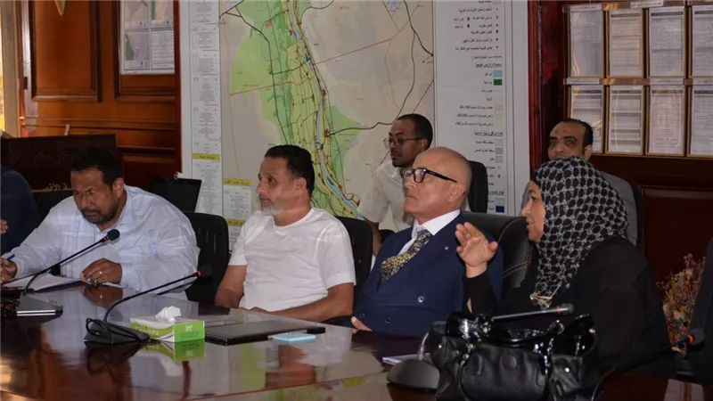 محافظ الأقصر يناقش مشروعات الخطة الاستثمارية ومبادرة 