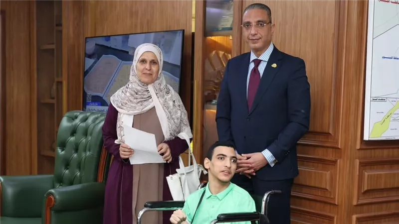 محافظ الجيزة يلتقي عددا من المواطنين من ذوي الهمم ويوجه بتوفير فرص عمل لهم