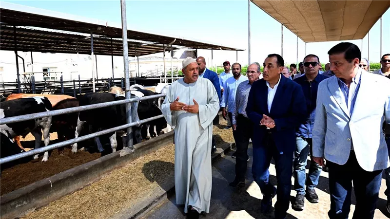 رئيس الوزراء يتفقد مزرعة 