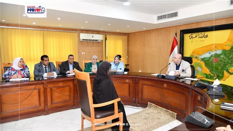 محافظ الفيوم يوجه بتوفير معاش لأرملة من الأولى بالرعاية ومشروع لسيدة معيلة