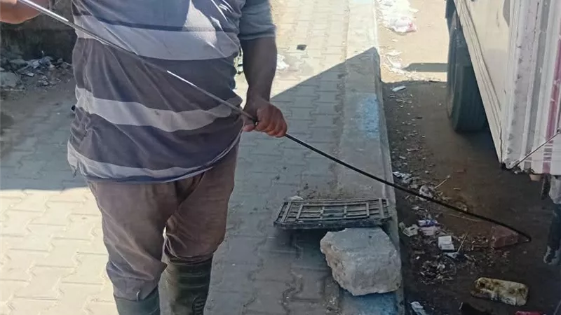 استجابة سريعة لشكاوى المواطنين.. حي عتاقة يواصل متابعة أعمال المرافق والصرف 