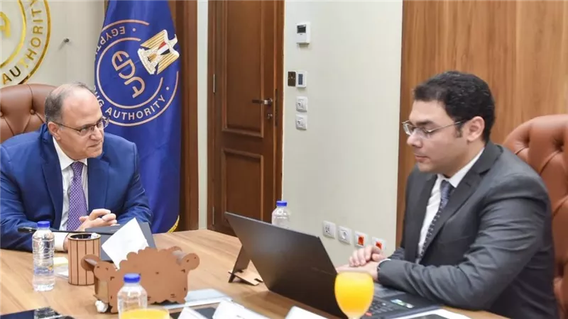 هيئة الدواء تبحث تسريع تسجيل أول مصنع لمستلزمات قسطرة المخ والقلب في مصر