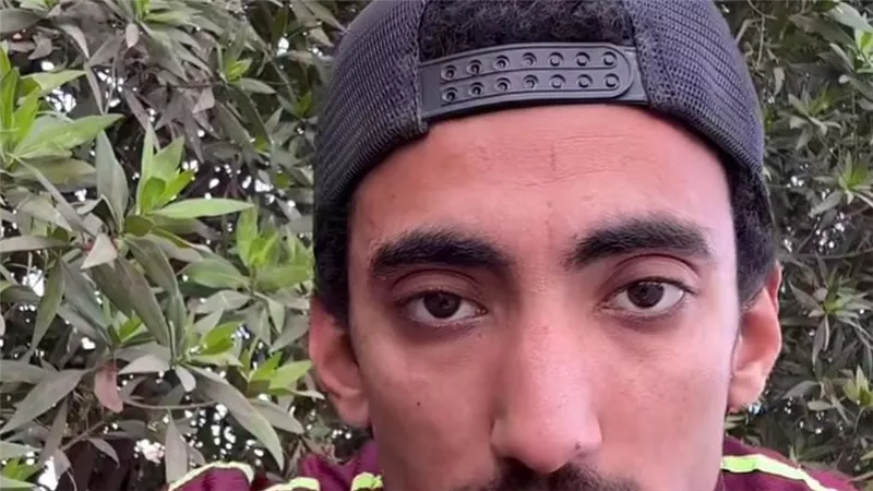 مكنتش مصدق اللي عملوه معايا.. عامل توصيل يشيد برجال المرور بالطريق