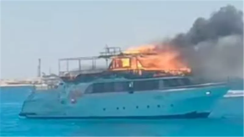 إنقاذ جميع الركاب.. حريق يلتهم لانشًا سياحيًا خلال رحلة بحرية بالغردقة