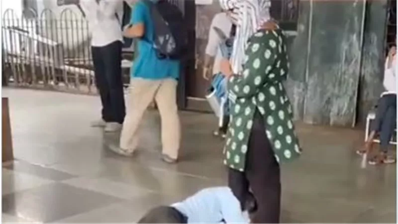 بكى عند قدميها أمام المارة.. شاب هندي يثير الجدل في محطة قطار بعد انفصال خطيبته