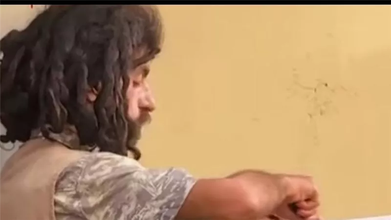 فيديو لشاب مشرّد يتناول الطعام بالشوكة يثير الجدل والتعاطف الواسع