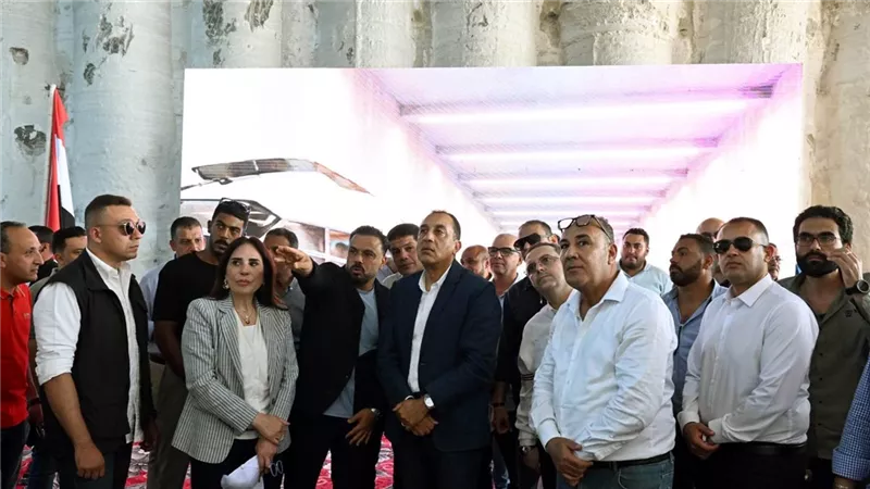 رئيس الوزراء يتفقد مشروع نفق الطريق الساحلي 