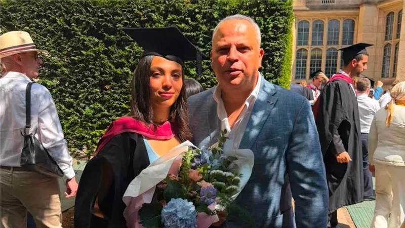 بباقة من الورود..  تامر عبدالمنعم يحتفل بتخرج ابنته من جامعة بريطانية |صور