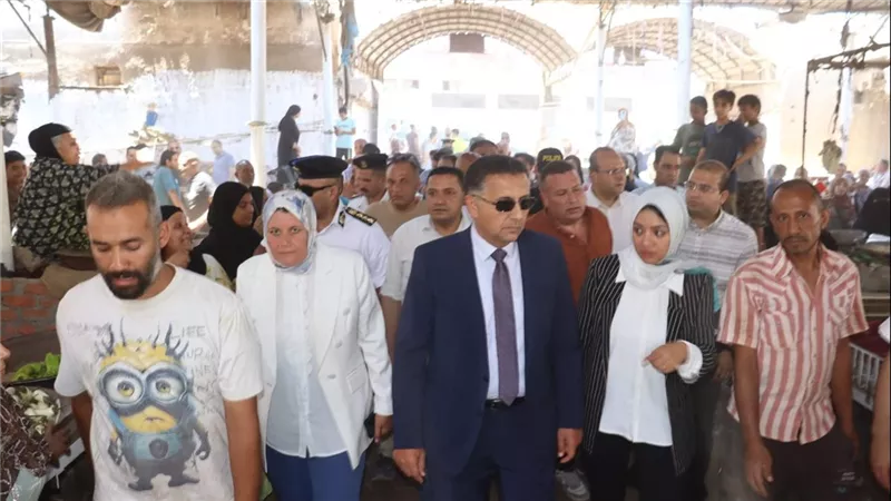 محافظ القليوبية يتفقد سوق بهتيم بعد الانتهاء من تسكين الباعة الجائلين 