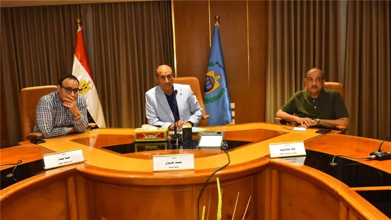 محافظ أسيوط يواصل اجتماعاته الدورية لمتابعة المشروعات المتبقية بالمرحلة الأولى