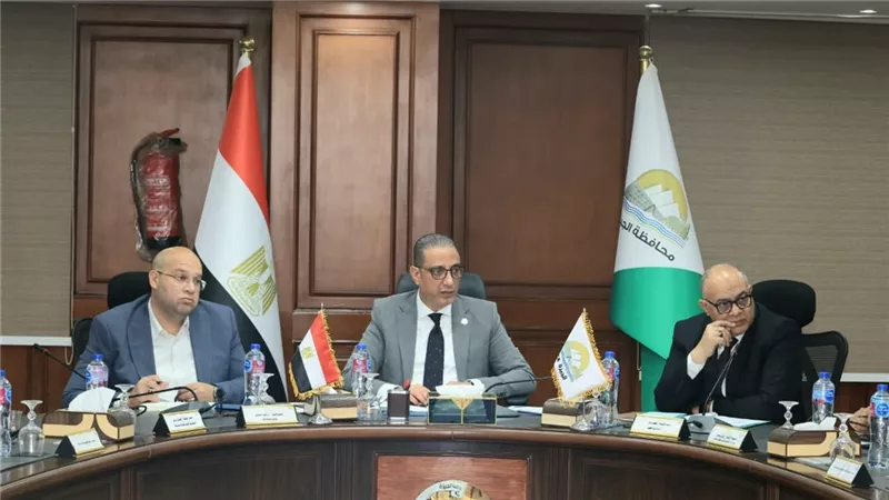 محافظ الجيزة يبحث ملفات الخدمات التعليمية والصحية والبيئية بالبدرشين والعياط