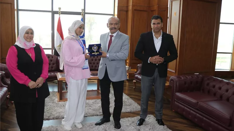 محافظ السويس يكرم أوائل الجمهورية بالتعليم الفني ويمنحهن درع المحافظة 
