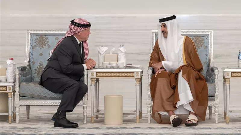 العاهل الأردني يصل الدوحة لتقديم العزاء في وفاة الأمير الوالد