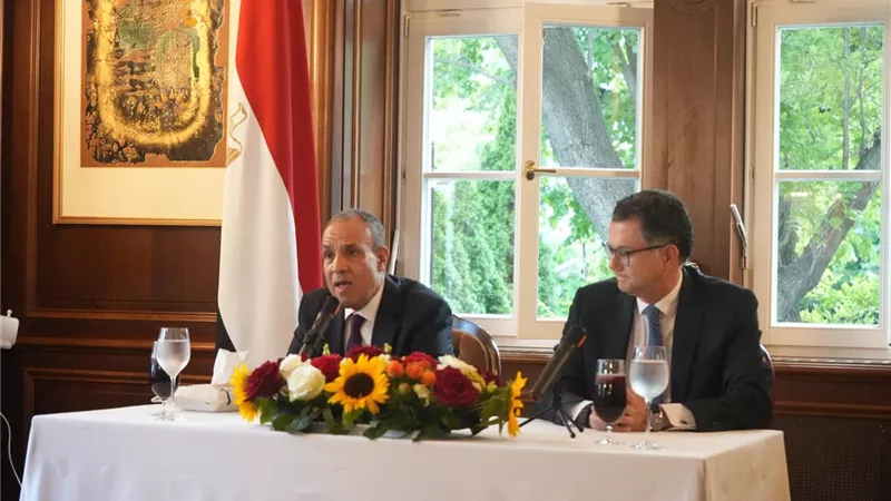 وزير الخارجية يلتقي بأعضاء الجالية المصرية في فيينا
