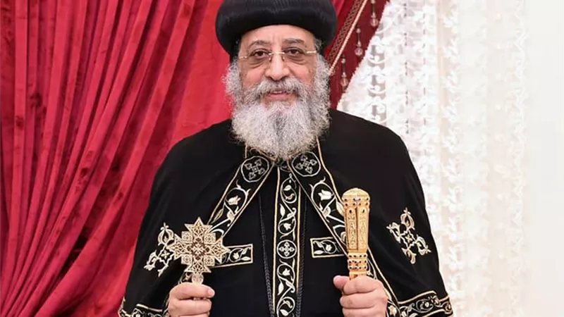 البابا تواضروس يودع الأنبا يوحنا ويعزي أسر ضحايا حادثي الإسماعيلية والتجمع