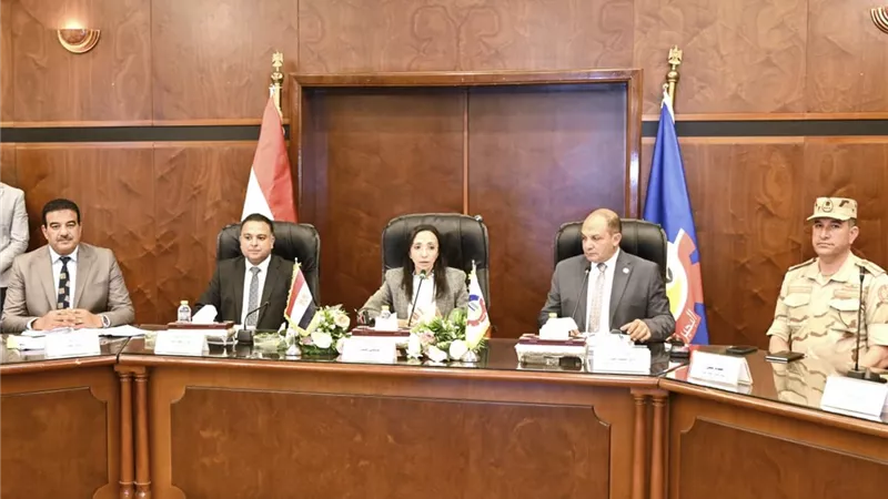 محافظ البحيرة توجّه بتشديد الرقابة على الأسواق والمواقف وتسهيل تراخيص المحال 