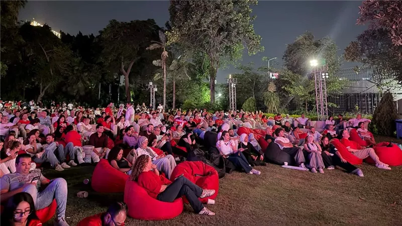 مصريون يشجعون إنجلترا ضد الأرجنتين داخل السفارة البريطانية بالقاهرة 
