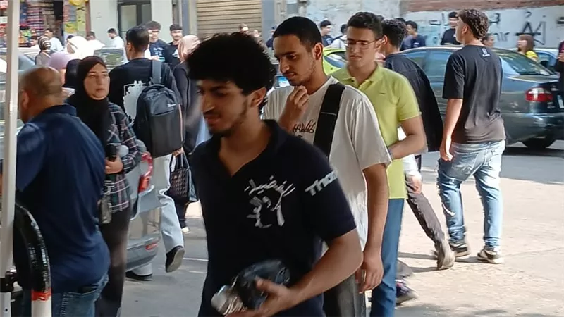 دمياط تودع امتحانات الثانوية العامة بتوافد الطلاب وانتظار الأهالي أمام اللجان