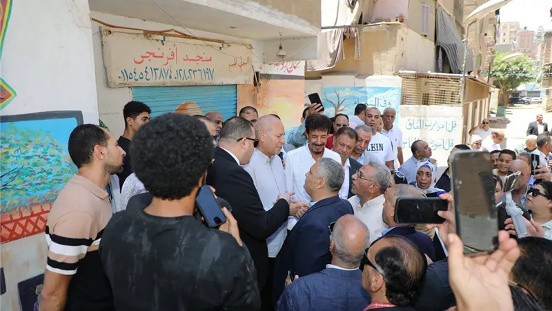 محافظ القاهرة يتفقد عزبة الوالدة بحي حلوان لمتابعة الخدمات المقدمة للمواطنين