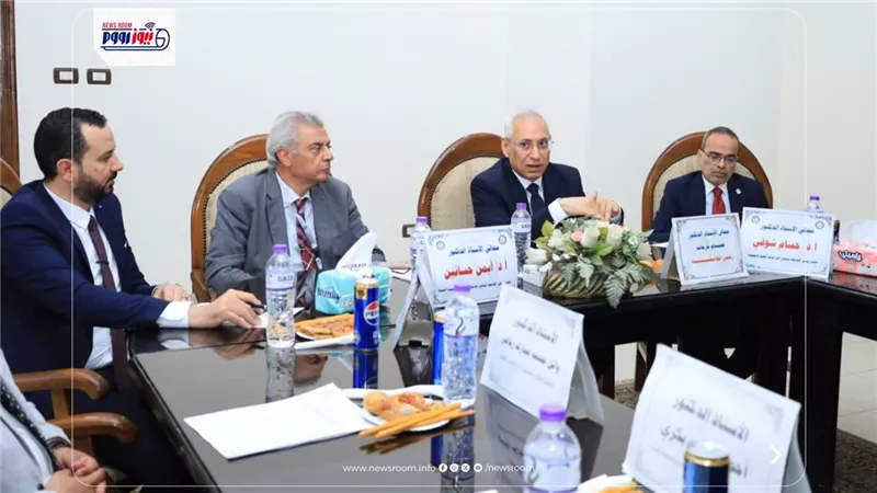 رئيس جامعة المنيا يناقش تطوير طب الأسنان وجذب الوافدين واستكمال الاعتماد 