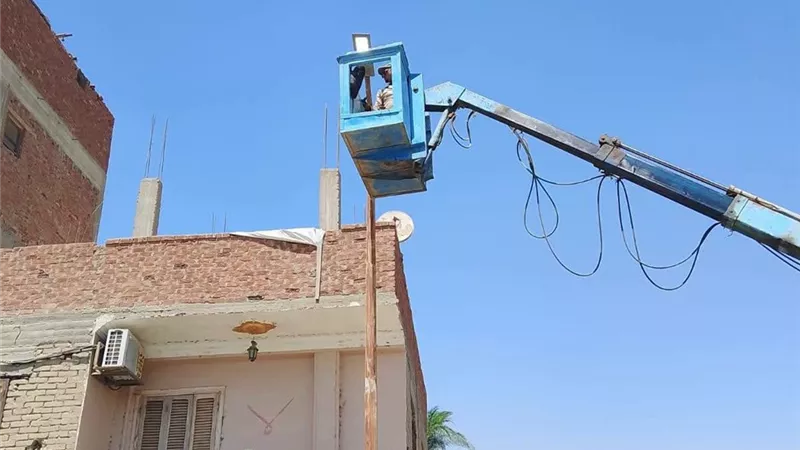 حي الجناين بالسوي  يواصل رفع كفاءة الإنارة العامة وصيانة الشبكات بطريق الزرقان