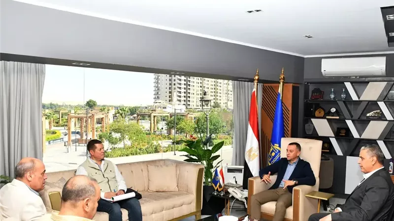 محافظ أسوان يتابع مع هيئة الإنتاج الحربى معدلات تنفيذ مشروعات حياة كريمة