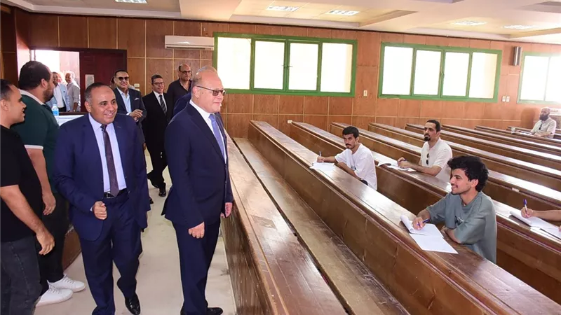 رئيس جامعة سوهاج يطمئن على انتظام امتحانات الدراسات العليا بكلية التجارة 
