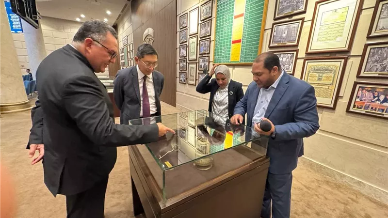 رئيس البورصة يبحث مع سفير سنغافورة تعزيز التعاون المشترك