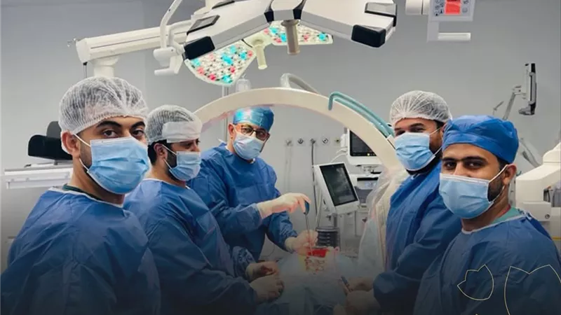 نجاح طبي بمجمع السويس الطبي.. إنقاذ مريض من الشلل واستعادة الحركة بجراحة دقيقة
