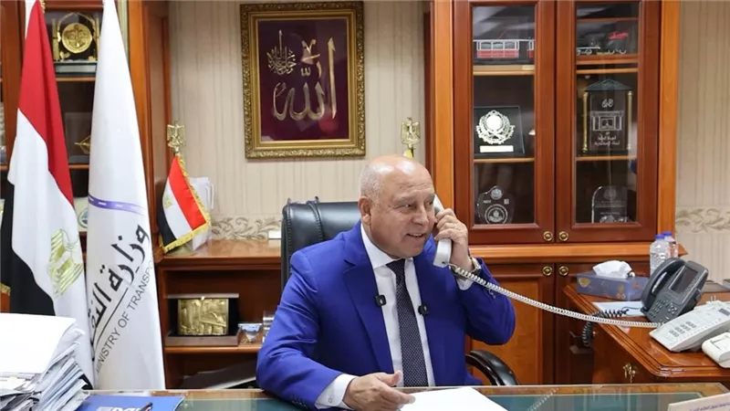 وزير النقل يشيد بمواطنة أسوان: موقفها يجسد أسمى معاني المسؤلية المجتمعية