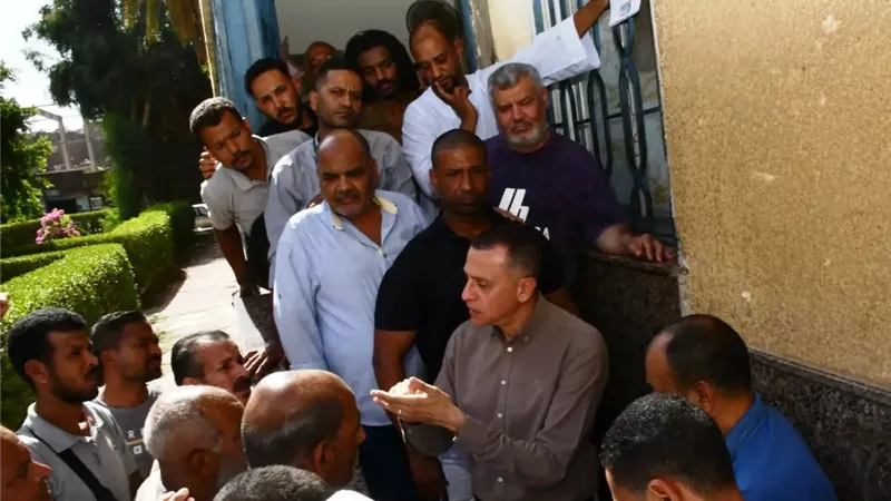 محافظ أسوان يتدخل بشكل فوري لحل شكاوى المواطنين بفرع التأمينات بأطلس