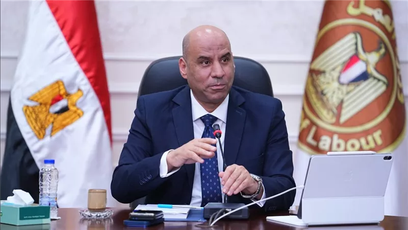 وزير العمل يجري اختبارات المتقدمين لفرص العمل بالخارج ويؤكد المصداقية للشباب 