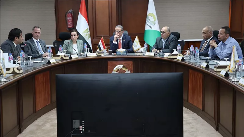 محافظ الجيزة: استلام الشريحة الأولى بقيمة 250 مليون جنيه لدعم منظومة النظافة