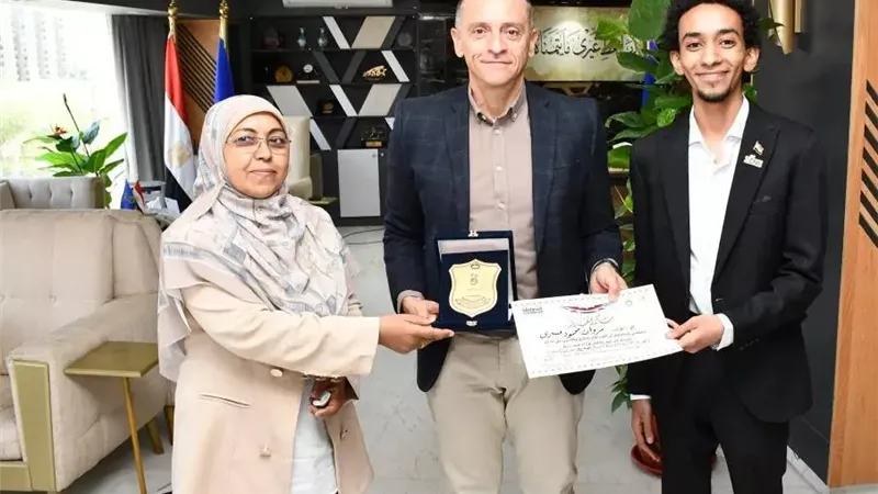 محافظ أسوان يكرّم الفائز بجائزة الدولة للمبدع الصغير